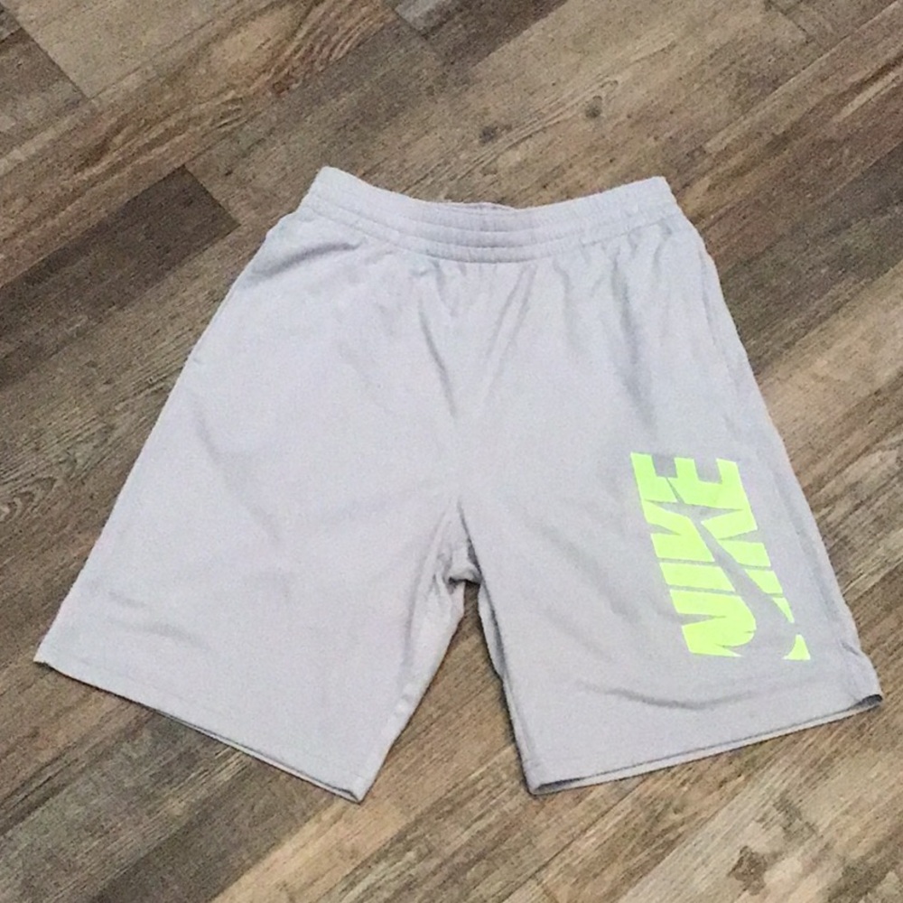 NWT Nike Boys training shorts, size L